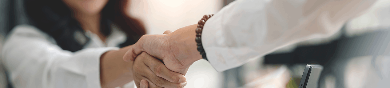 image d'une main travail de bureau pour symboliser l'emploi dans le thème emploi, infos Carif-Oref Provence - Alpes - Côte d'Azur